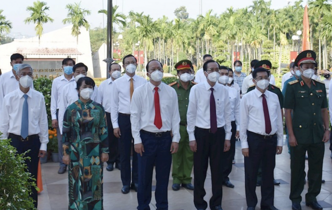 Các đại biểu dâng hương tại Di tích Lịch sử văn hóa quốc gia Địa điểm Dinh quận Hóc Môn.