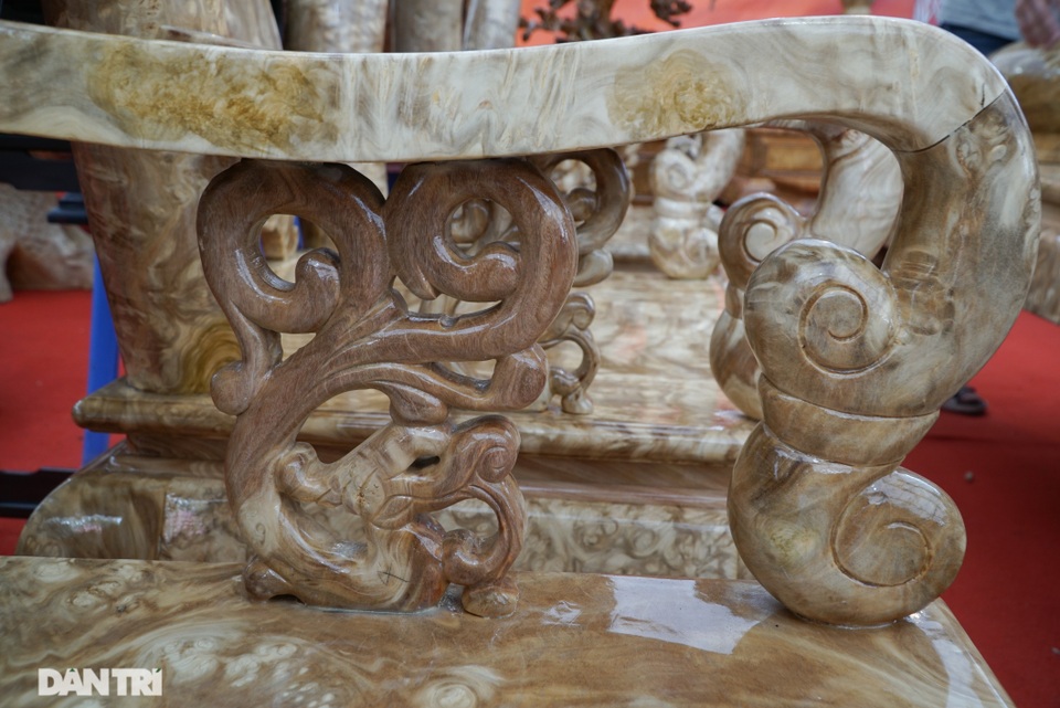 Chiêm ngưỡng bộ bàn ghế gỗ nu nghiến hơn 500 triệu đồng ở Hà Nội - 7 Chiêm ngưỡng bộ bàn ghế gỗ nu nghiến hơn 500 triệu đồng ở Hà Nội - 7