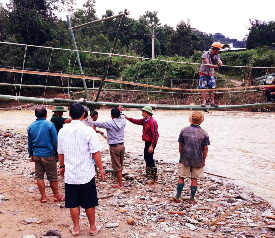 Bộ đội, dân quân giúp dân làm cầu treo cho học sinh đến trường - 2 Bộ đội, dân quân giúp dân làm cầu treo cho học sinh đến trường - 2