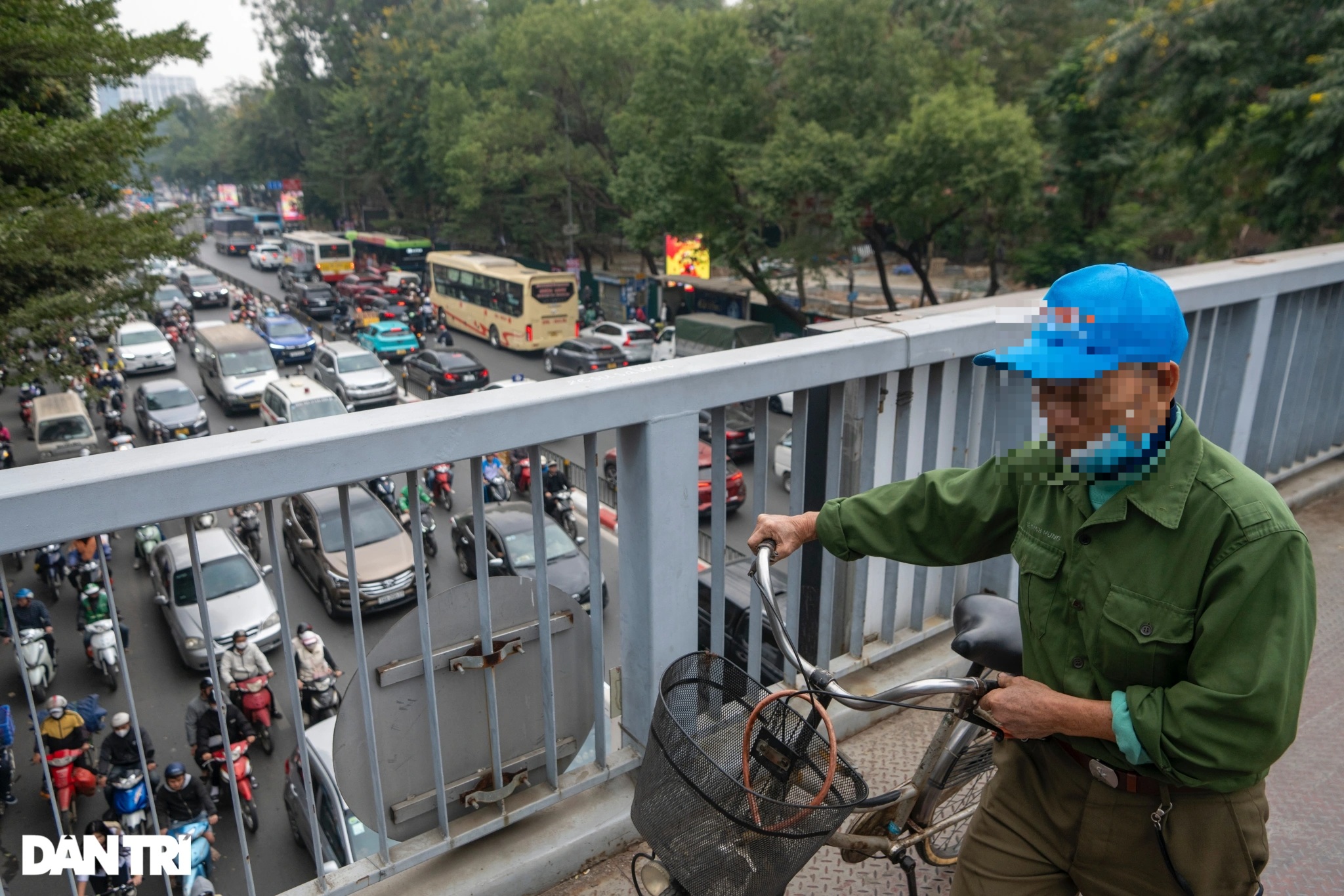 View - Ngoài giờ cao điểm: Hà Nội ùn tắc giữa trưa, xe cộ chen nhau tìm lối đi | Báo Dân trí