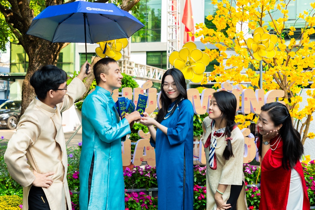 Giảng viên, sinh viên lên đồ long lanh, lưu khoảnh khắc Tết ở trường học - 9 Giảng viên, sinh viên lên đồ long lanh, lưu khoảnh khắc Tết ở trường học - 9
