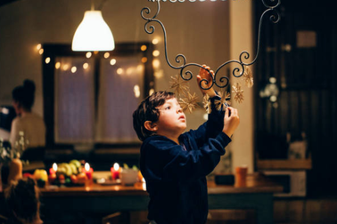 "Con chị vẫn còn tin có ông già Noel thật ư?"