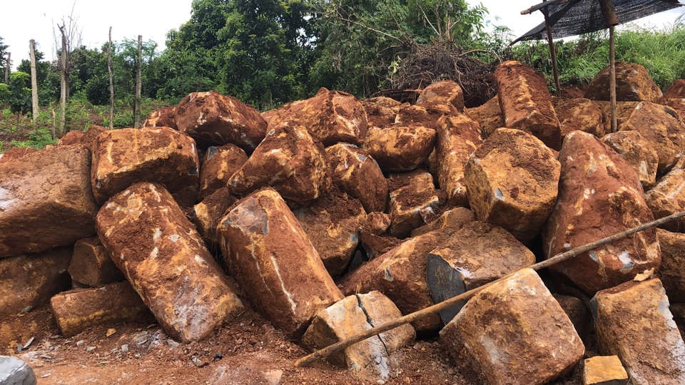 Gia Lai: Đá tặc mở đại công trường rầm rộ gần trụ sở Uỷ ban xã - 8 Gia Lai: Đá tặc mở đại công trường rầm rộ gần trụ sở Uỷ ban xã - 8