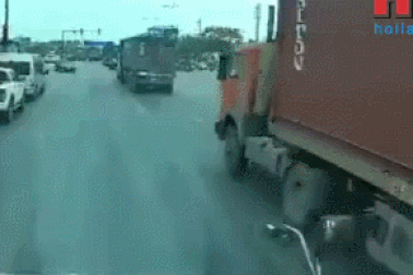 Xe con bất ngờ lao sang làn ngược chiều, đối đầu trực diện với xe container