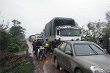 “Giải cứu” container, kẹt xe trên QL1A