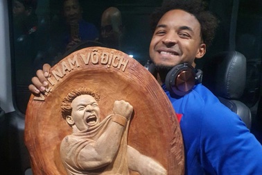 Thợ mộc Hà Nội điêu khắc tranh Xuân Son suốt 1 tuần chờ đến nửa đêm để tặng