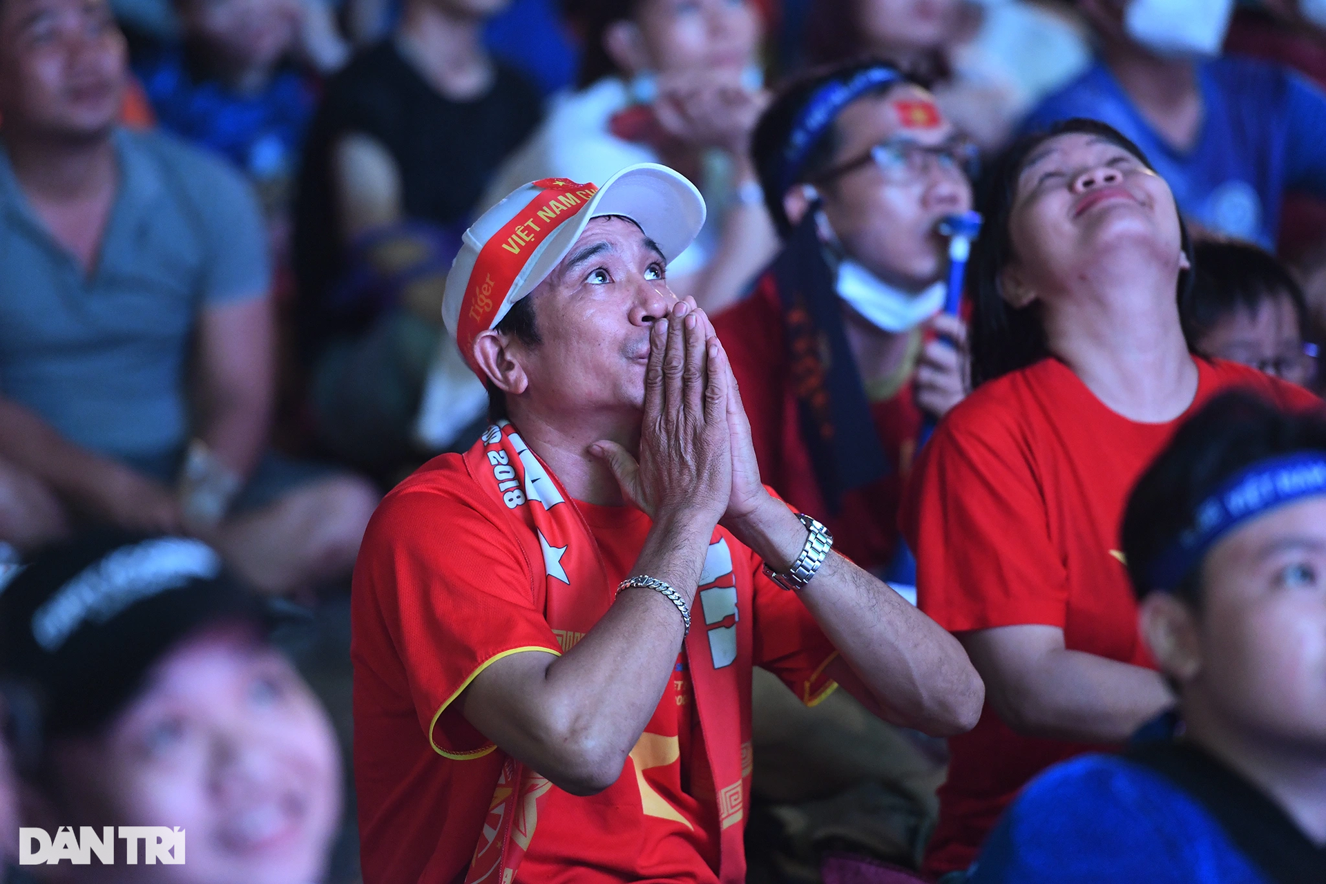 Cổ động viên TPHCM dầm mưa mừng chiến thắng của U23 Việt Nam - 3 Cổ động viên TPHCM dầm mưa mừng chiến thắng của U23 Việt Nam - 3