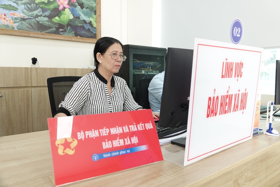 Lượng công việc tăng gấp 5 lần, công chức tăng ca đến tối muộn - 11 Lượng công việc tăng gấp 5 lần, công chức tăng ca đến tối muộn - 11