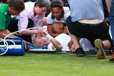 Dính chấn thương nặng, tay vợt phải thở oxy tại Wimbledon