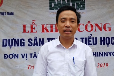 Lãnh đạo nhà trường, Đồn BP chia sẻ ngày làm sân trường Pà Khốm.