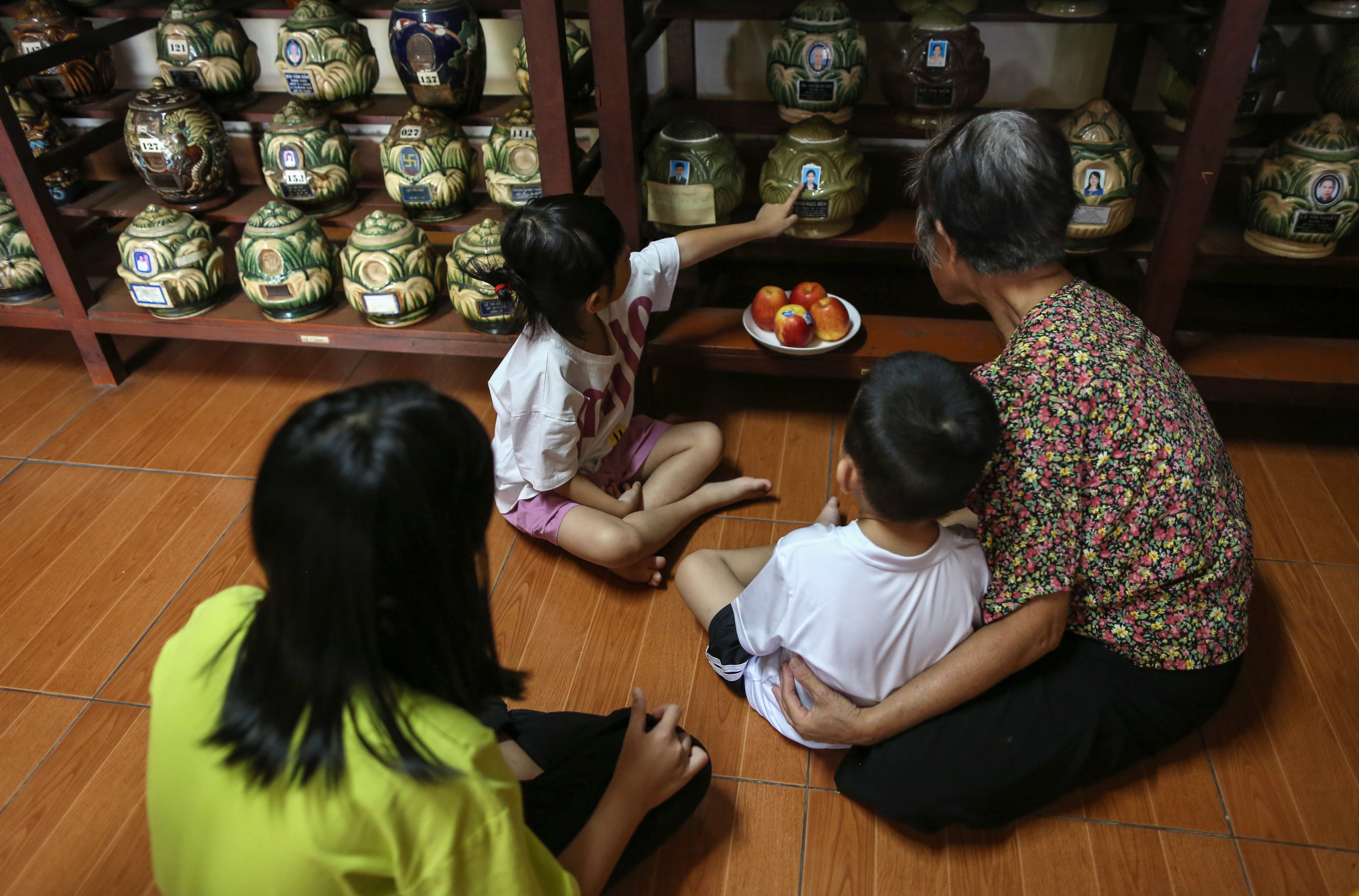 Tương lai nào cho ba đứa trẻ không cha, mồ côi mẹ ở cùng ông bà già yếu? - 7 Tương lai nào cho ba đứa trẻ không cha, mồ côi mẹ ở cùng ông bà già yếu? - 7