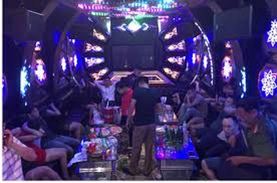 Kiểm tra quán karaoke, phát hiện 16 dân chơi dương tính với chất ma túy - 1 Kiểm tra quán karaoke, phát hiện 16 dân chơi dương tính với chất ma túy - 1