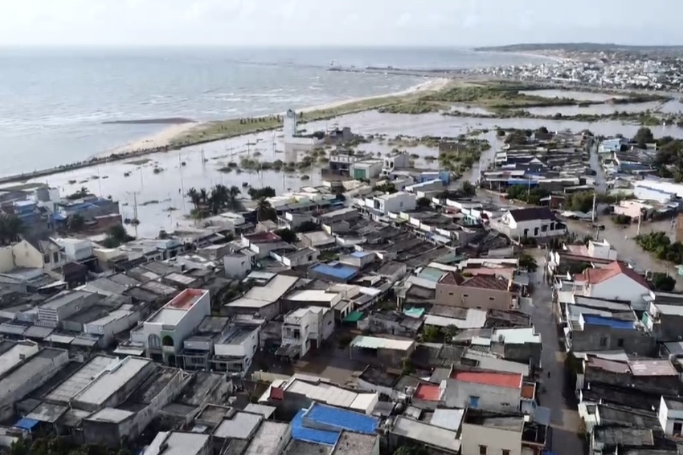 Nước lũ dâng đến ngực, người dân Lâm Đồng liên tục cầu cứu - 4