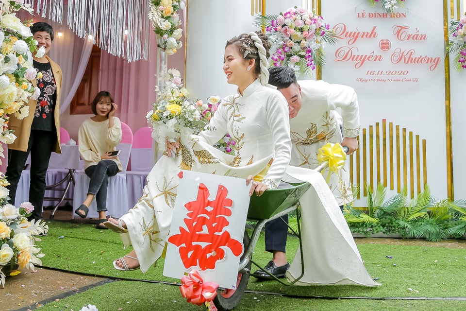 Dàn xe cút kít trong đám hỏi ở Thái Nguyên gây bão cộng đồng mạng - 9 Dàn xe cút kít trong đám hỏi ở Thái Nguyên gây bão cộng đồng mạng - 9