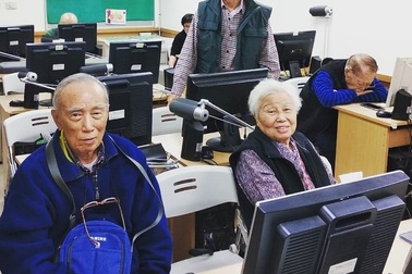 Lớp dạy sử dụng điện thoại thông minh cho "các cụ" ở Đài Loan