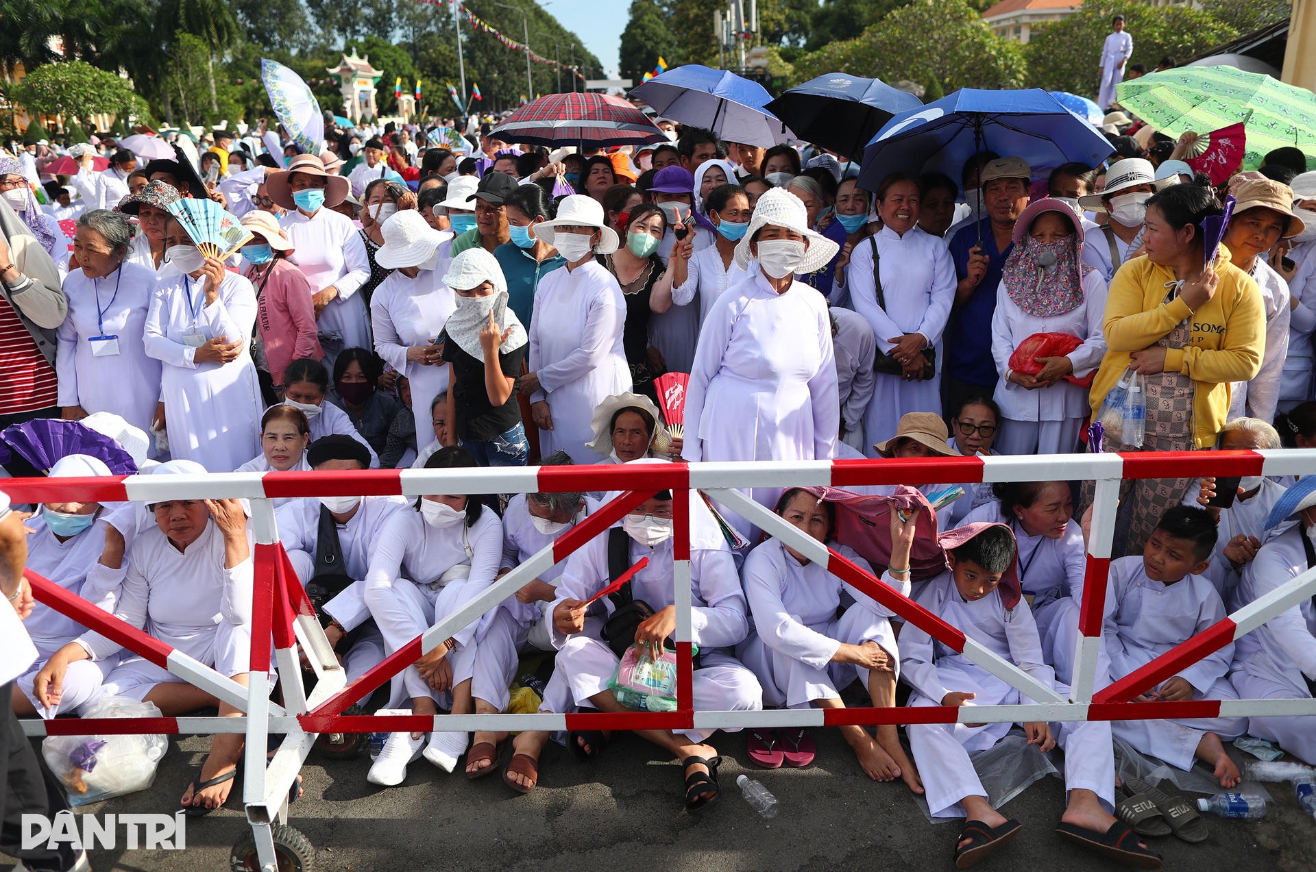 Biển người đội mưa, chen chân xem rồng phun lửa ở Tòa thánh Tây Ninh - 2 Biển người đội mưa, chen chân xem rồng phun lửa ở Tòa thánh Tây Ninh - 2