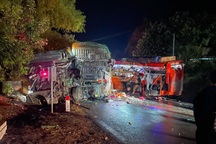 Xe giường nằm đâm ô tô đầu kéo, 6 người chết