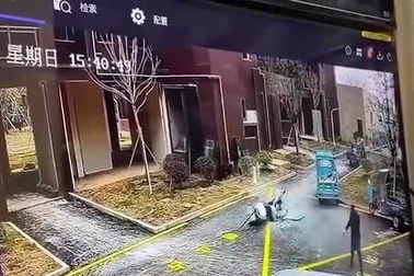 Khoảnh khắc người đàn ông bị tấm kính cường lực rơi từ tầng 14 vào người