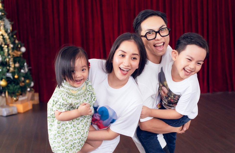 Khoảnh khắc ấm lòng của gia đình Khánh Thi giữa dịch Covid-19 - 2