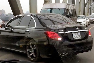 Phạt nguội xe Mercedes thản nhiên quay đầu trên cầu Chương Dương