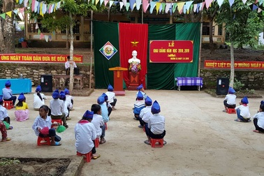 Niềm vui ngày khai giảng ở ngôi trường khó khăn bậc nhất cả nước