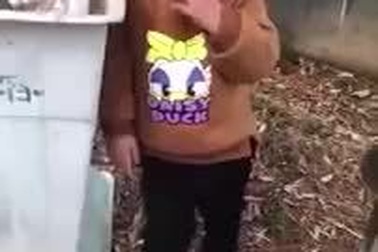 Bé trai 3 tuổi phì phèo thuốc lá