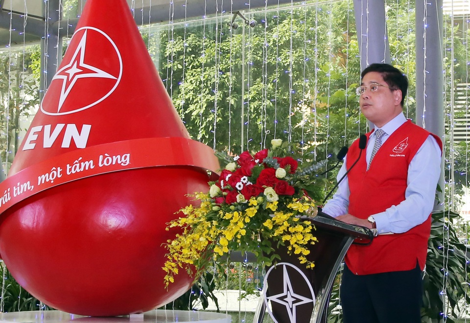 Phát động chương trình hiến máu tình nguyện Tuần lễ hồng EVN lần thứ VI - 1 Phát động chương trình hiến máu tình nguyện Tuần lễ hồng EVN lần thứ VI - 1