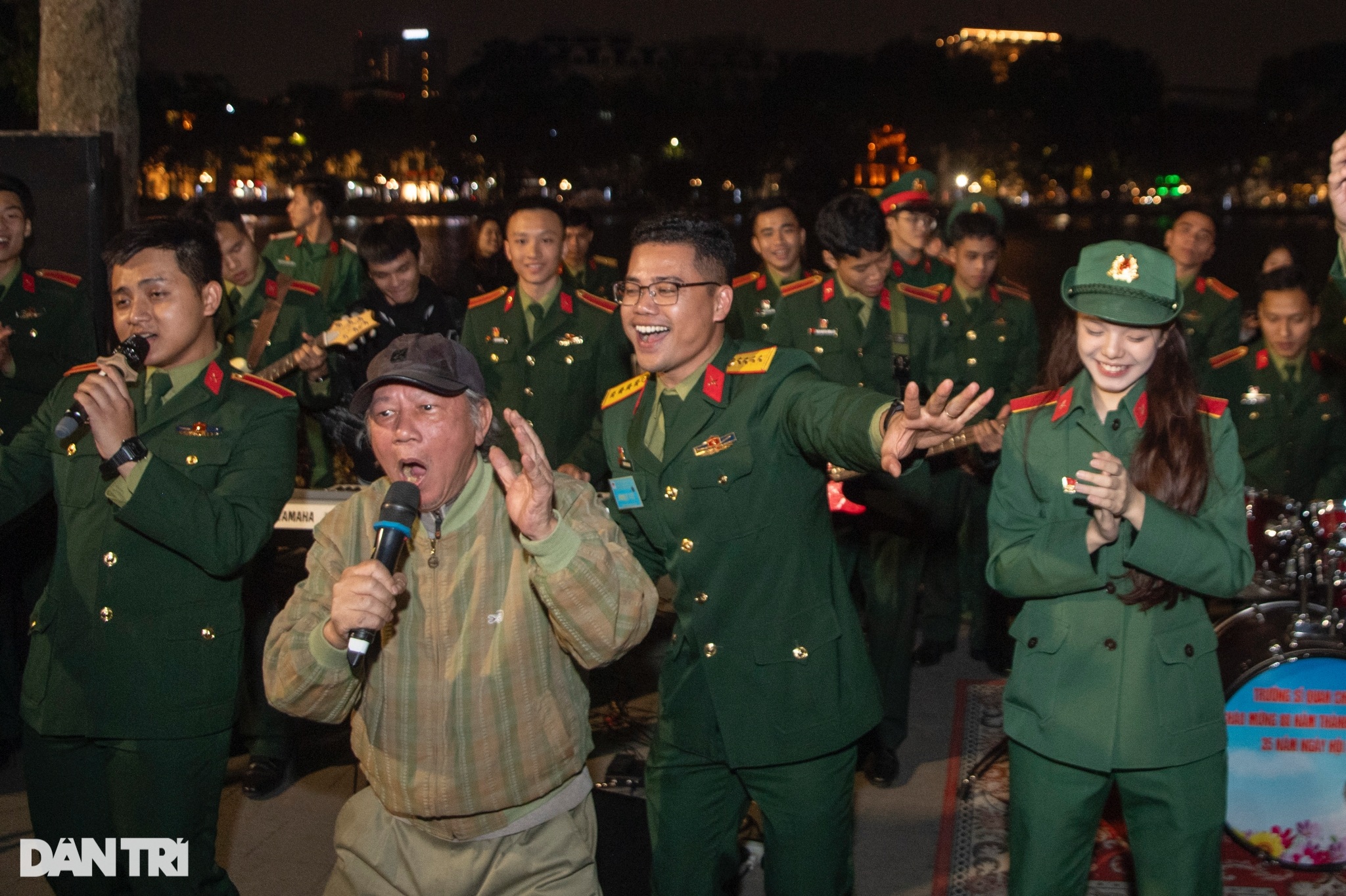 Người dân giao lưu biểu diễn sôi nổi cùng hàng trăm chiến sĩ trên phố đi bộ - 11