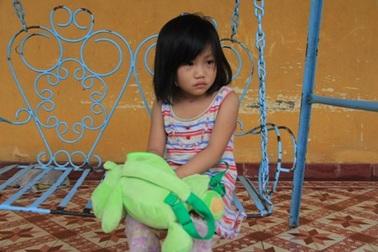 Bé gái 5 tuổi bị cha ruột bạo hành từ chối về với mẹ