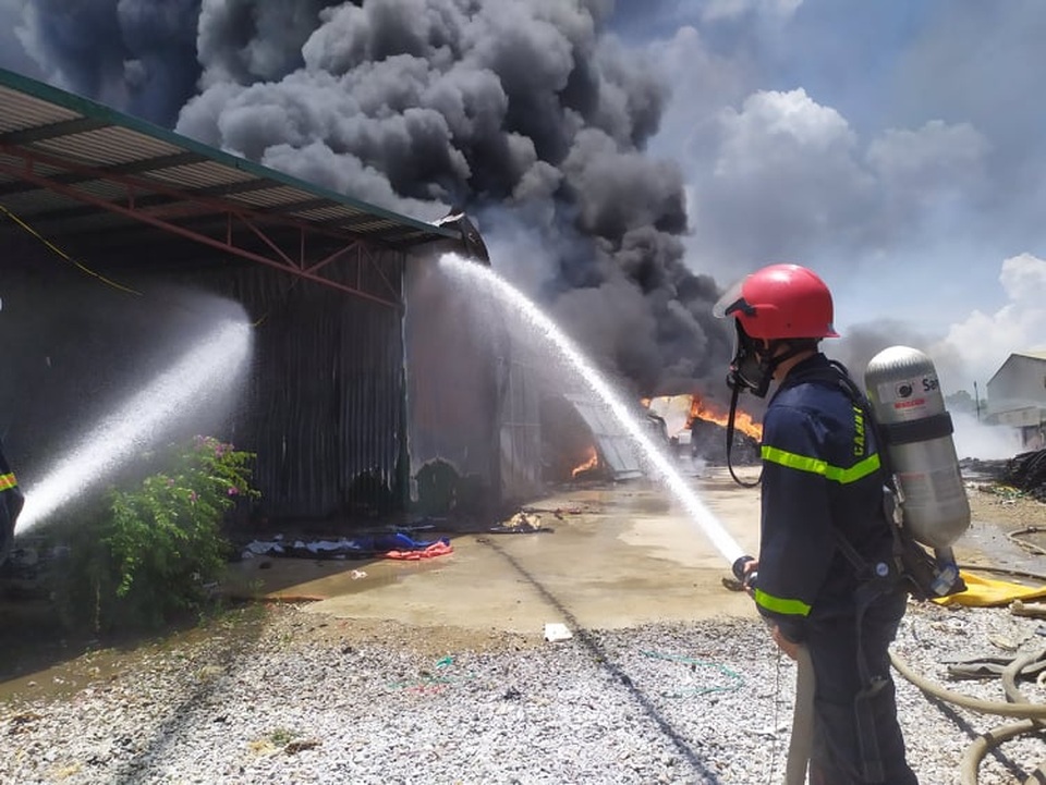 Cháy lớn suốt 2 giờ thiêu rụi toàn bộ khu xưởng - 4