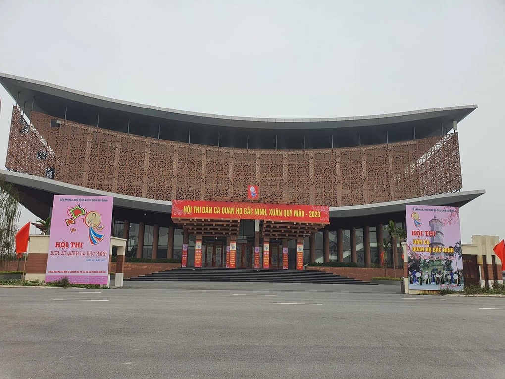 Hàng ghế gỗ Đồng Kỵ nhà hát Bắc Ninh bị chê tơi tả, nhóm kiến trúc nói gì? - 2 Hàng ghế gỗ Đồng Kỵ nhà hát Bắc Ninh bị chê tơi tả, nhóm kiến trúc nói gì? - 2