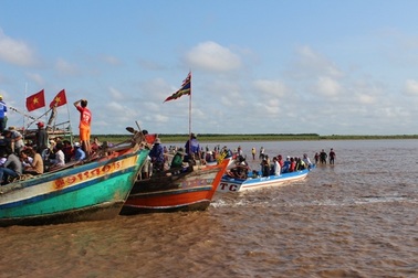 Chìm tàu đi lễ hội, 2 nữ sinh tử vong, hơn 10 người bị thương