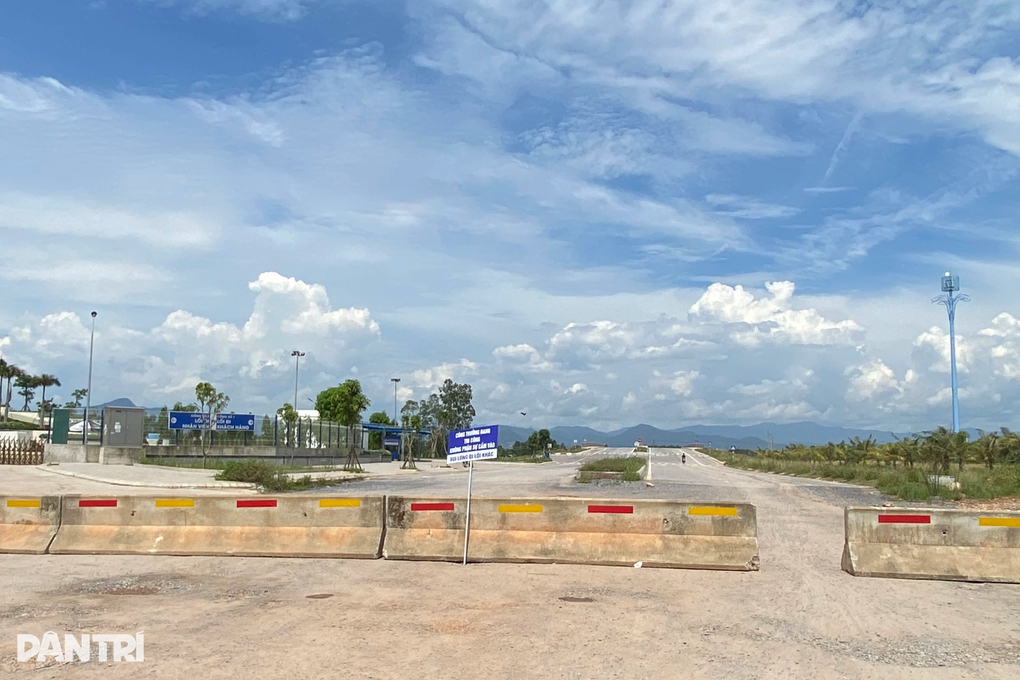 Đường vào bệnh viện bất ngờ bị chặn bởi rào bê tông - 2 Đường vào bệnh viện bất ngờ bị chặn bởi rào bê tông - 2
