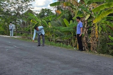 Điều tra viên và nhân chứng tới hiện trường vụ nữ sinh 14 tuổi tử vong