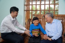 Phó Thủ tướng Nguyễn Hòa Bình thăm, tặng quà người có công tại Thanh Hóa