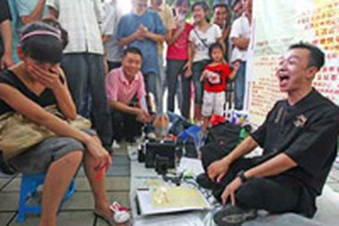 Bán… tiếng cười