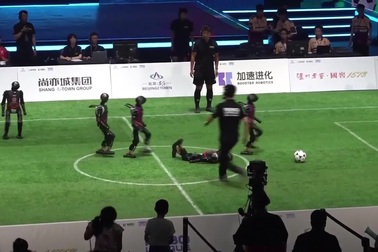 Trận bóng đá giữa các robot hình người mang lại tiếng cười cho người xem