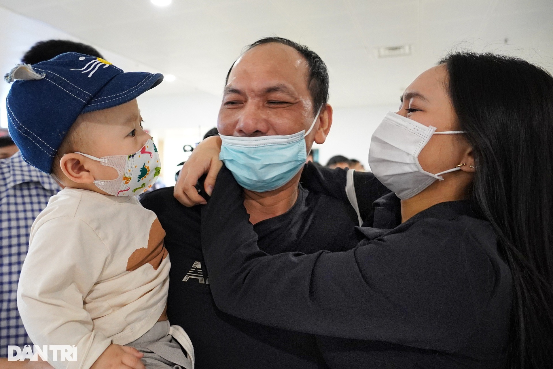 Hình ảnh gần 600 người Việt về nước từ vùng chiến sự Ukraine sáng 13/3 - 11 Hình ảnh gần 600 người Việt về nước từ vùng chiến sự Ukraine sáng 13/3 - 11