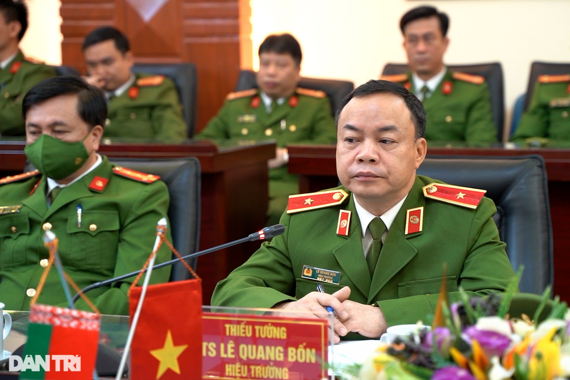 Lính cứu hỏa đu dây đưa người mắc kẹt thoát khỏi đám cháy cao tầng ở Hà Nội - 2 Lính cứu hỏa đu dây đưa người mắc kẹt thoát khỏi đám cháy cao tầng ở Hà Nội - 2