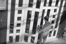 Tên trộm "câu" chìa khóa, mở cửa tiệm ắc quy "cuỗm" nhiều tài sản