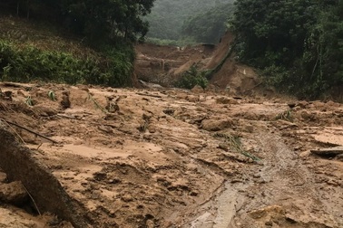 Vỡ ao cá cuốn trôi 4 người ở Lào Cai