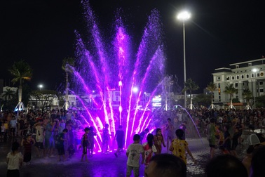 Khu nhạc nước thành sân chơi trẻ em, đội quản lý than phản cảm mà bất lực