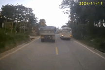 Xuống xe đưa đón để chạy vào nhà, bé 5 tuổi bị xe tải tông tử vong