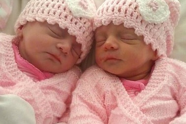 Hy hữu 2 cặp sinh đôi ra đời cách nhau 5 năm, cùng ngày Valentine