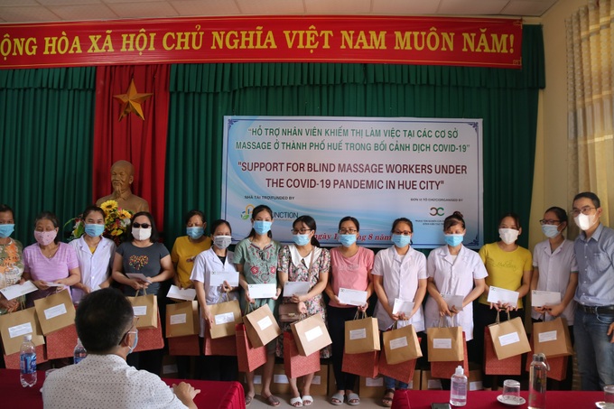 Hỗ trợ người lao động khiếm thị trong dịch COVID-19 tại Huế - Ảnh 1.