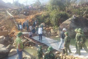 Vụ lật cầu thảm khốc: Bà con xúc động đón cầu tạm