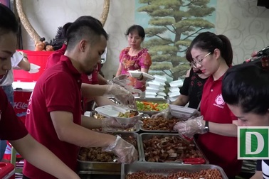 "Mục sở thị" quán cơm 2.000 đồng ở Hà Nội