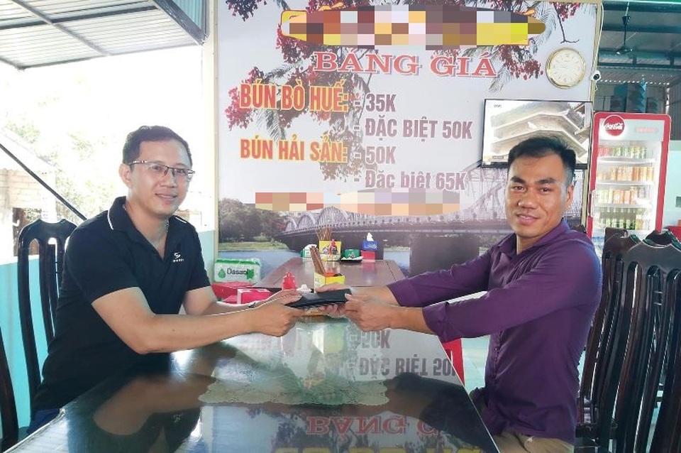 Chủ nhà hàng trả lại vị khách đãng trí 50 triệu đồng - 1 Chủ nhà hàng trả lại vị khách đãng trí 50 triệu đồng - 1