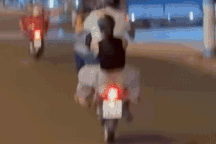 Tịch thu xe của thanh niên chở bạn gái bốc đầu trên phố