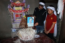 Quặn thắt trước cảnh 3 anh em mồ côi cả cha lẫn mẹ lần lượt phải bỏ học